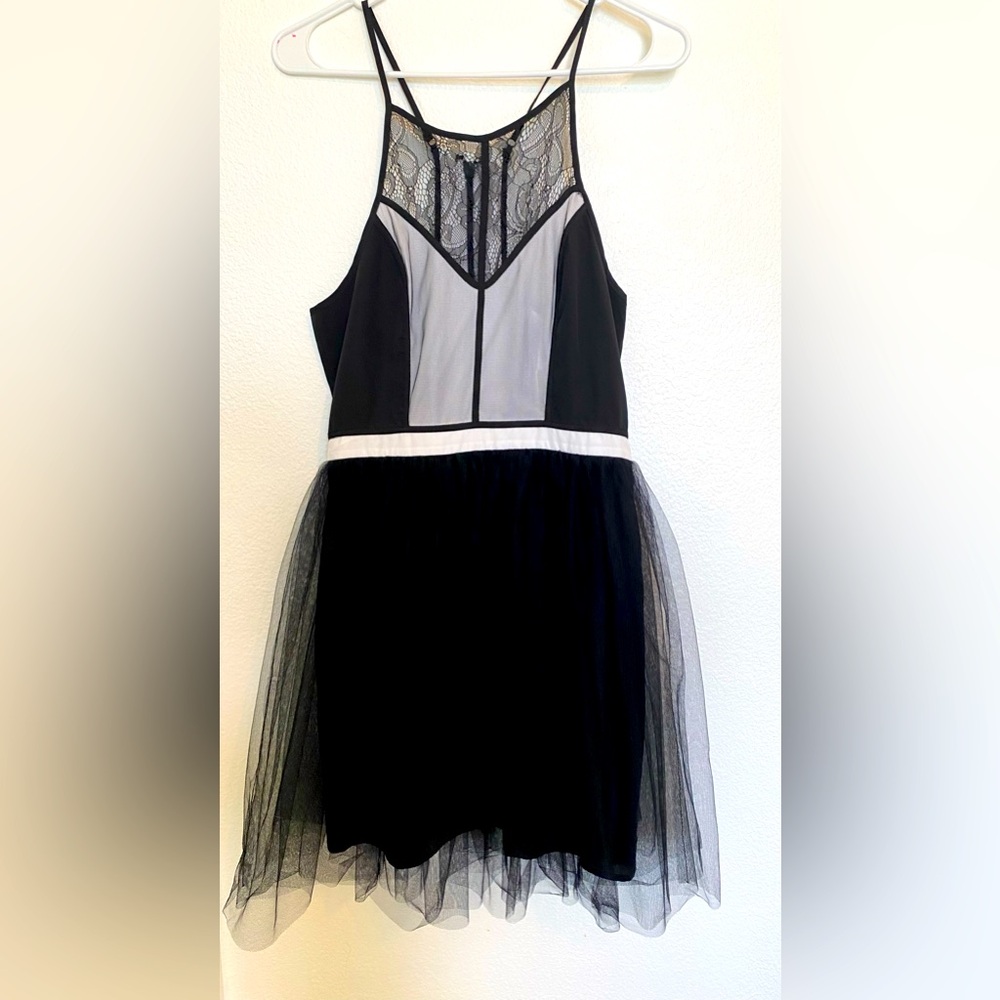 ✨ Luxe BCBG Lace & Tulle Dress  Size 6 - Perfect for Special Occasions! ✨